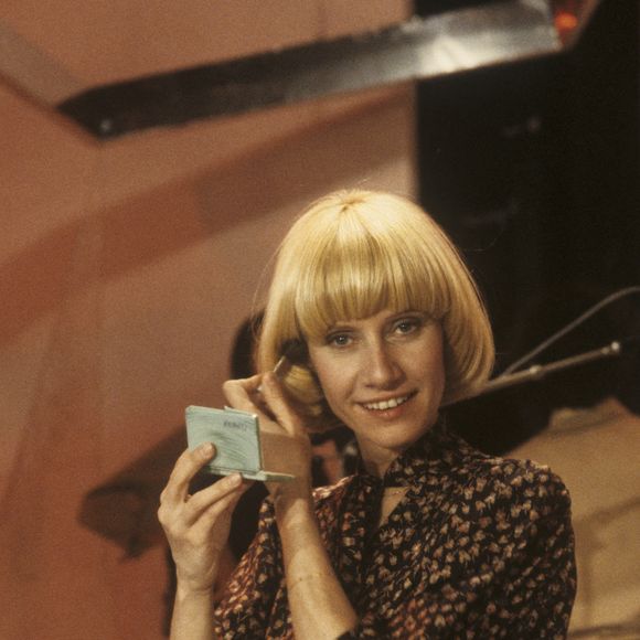 Archives - En France, à la station des 2 Alpes, Danièle Gilbert sur un plateau le 21 janvier 1980. © Alain Canu via Bestimage