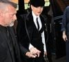 Vêtue d’un ensemble noir composé d’une veste longue ajustée, d’un pantalon coordonné et de bottes hautes à talons, elle complète sa tenue avec une casquette noire de style jockey. 

Jennifer Lopez va déjeuner dans un restaurant après le défilé Dolce & Gabbana lors de la Fashion Week de Milan (MLFW), le 26 septembre 2026. © Gédéon Taïeb / Bestimage