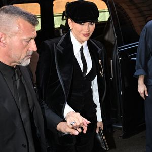 Vêtue d’un ensemble noir composé d’une veste longue ajustée, d’un pantalon coordonné et de bottes hautes à talons, elle complète sa tenue avec une casquette noire de style jockey.
Jennifer Lopez va déjeuner dans un restaurant après le défilé Dolce & Gabbana lors de la Fashion Week de Milan (MLFW), le 26 septembre 2026. © Gédéon Taïeb / Bestimage