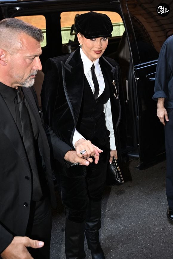 Vêtue d’un ensemble noir composé d’une veste longue ajustée, d’un pantalon coordonné et de bottes hautes à talons, elle complète sa tenue avec une casquette noire de style jockey. 

Jennifer Lopez va déjeuner dans un restaurant après le défilé Dolce & Gabbana lors de la Fashion Week de Milan (MLFW), le 26 septembre 2026. © Gédéon Taïeb / Bestimage