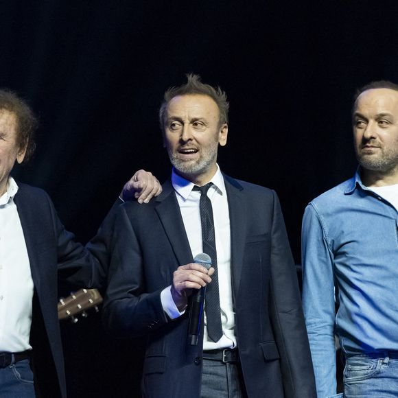 Alain Souchon et ses fils Ours et Pierre - Scène du Gala de la Fondation Recherche Alzheimer placée sous le signe de l'émotion et du partage avec un concert unique sur le thème "2 générations chantent pour la 3ème" à l'Olympia à Paris le 17 mars 2025. 

© Olivier Borde - Bertrand Rindoff/Bestimage
