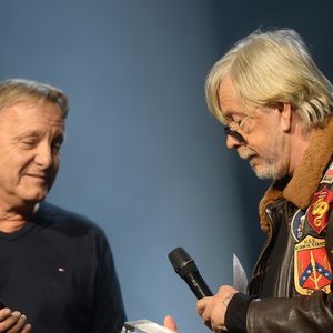 David Séchan remet le Prix Spécial de la Sacem à son frère le chanteur Renaud (Renaud Séchan) - Grand Prix Sacem 2018 à la salle Pleyel à Paris présenté par V. Dedienne, le 10 décembre 2018. © Veeren/Bestimage
