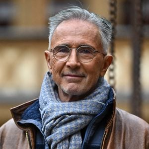Thierry Lhermitte lors de la 163e vente aux enchères des vins des Hospices de Beaune à Beaune, France, le 19 novembre 2023. Photo par Julien Reynaud/APS-Medias/ABACAPRESS.COM