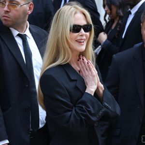 Nicole Kidman, fidèle de la maison, faisait partie des stars réunies dans les salons historiques de l’avenue George V. 

Nicole Kidman - Arrivées au défilé Balenciaga Collection Haute Couture Automne/Hiver 2025-2026 lors de la Fashion Week de Paris (PFW), le 9 juillet 2025. 
© Denis Guignebourg / Bestimage