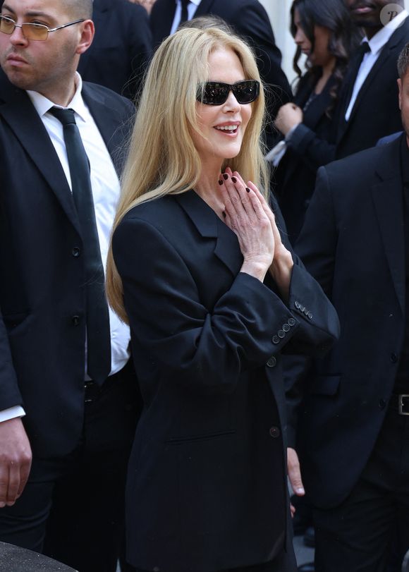 Nicole Kidman, fidèle de la maison, faisait partie des stars réunies dans les salons historiques de l’avenue George V. 

Nicole Kidman - Arrivées au défilé Balenciaga Collection Haute Couture Automne/Hiver 2025-2026 lors de la Fashion Week de Paris (PFW), le 9 juillet 2025. 
© Denis Guignebourg / Bestimage