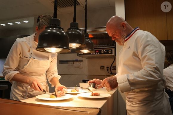 Exclusif - Le chef Philippe Etchebest dans les cuisines de son restaurant "Maison Nouvelle" à Bordeaux, le 11 avril 2025. ©Jean-Marc Lhomer/Bestimage.