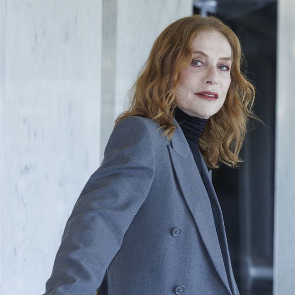 Le 8 avril 2026, Rome, Italie : Isabelle Huppert assiste au photocall pour le film "La femme la plus riche du monde" au Sofitel HTL Villa Borghese. (Crédit photo : © Emanuela Vertolli/SOPA Images via ZUMA Press / Bestimage Wire / Bestimage)