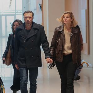 Nicolas Bedos, jugé pour agressions et harcèlement sexuels, arrive avec sa compagne Pauline Desmonts et son avocate,  J.Minkowski, au tribunal judiciaire de Paris, le 26 septembre 2024. Les faits reprochés auraient été commis entre 2018 et 2023. 
© Christophe Clovis / Bestimage