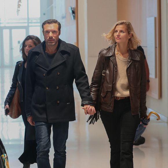 Nicolas Bedos, jugé pour agressions et harcèlement sexuels, arrive avec sa compagne Pauline Desmonts et son avocate,  J.Minkowski, au tribunal judiciaire de Paris, le 26 septembre 2024. Les faits reprochés auraient été commis entre 2018 et 2023. 
© Christophe Clovis / Bestimage