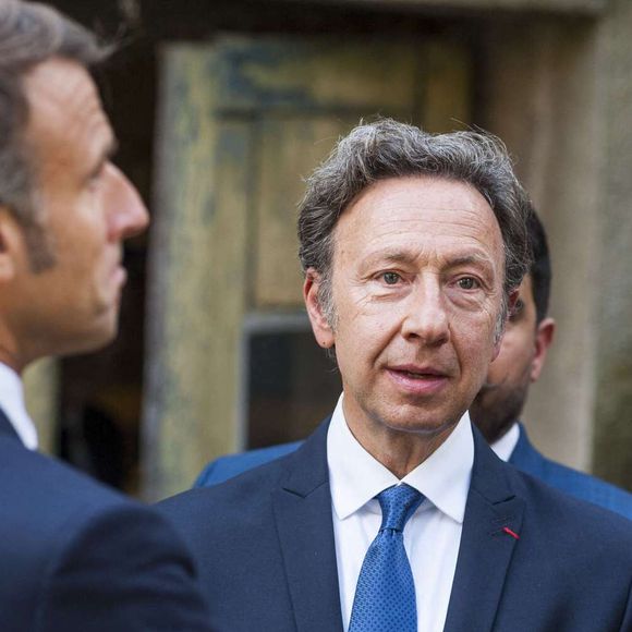 "Un oubli calculé", rapporte de son côté "le Canard Enchaîné" dont le numéro est à découvrir ce 20 août 2025. Quant à Stéphane Bern, il se sent à ce jour "trompé" et "instrumentalisé" : "Si je l'avais su, je ne me serais pas aventuré là-dedans". 

Stéphane Bern - Déplacement du président de république, Emmanuel Macron à l'occasion de la 41ème édition des journées européennes du patrimoine à Chartres, visite des ateliers de la Maison Lorin maitre verrier - Chartres le 20 septembre 2024.
© Arnaud Hebert / Pool / Bestimage