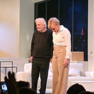 Exclusif - Muriel Robin et Pierre Arditi saluent le public à la fin de la dernière de la pièce « Lapin » au Théâtre Édouard VII à Paris. Le 6 Janvier 2024. 
© Bertrand Rindoff / Bestimage