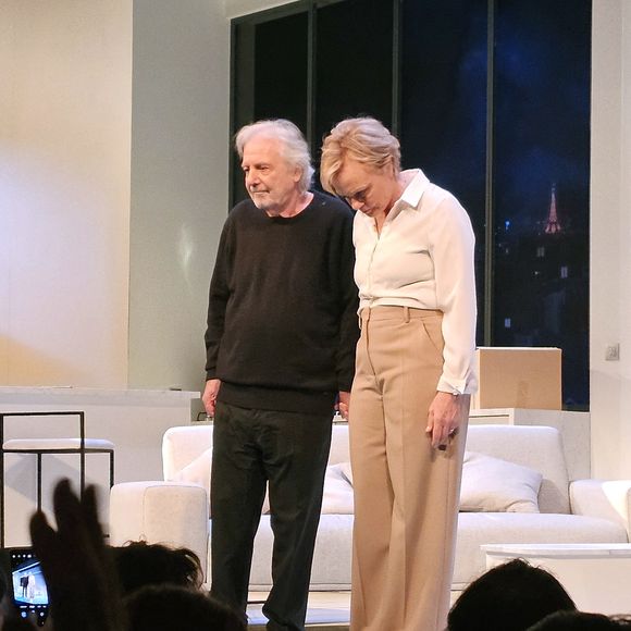 Exclusif - Muriel Robin et Pierre Arditi saluent le public à la fin de la dernière de la pièce « Lapin » au Théâtre Édouard VII à Paris. Le 6 Janvier 2024. 
© Bertrand Rindoff / Bestimage