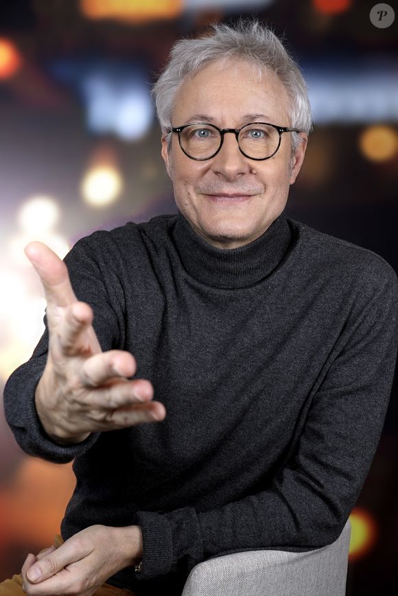 Il s'agit d'Alexandre Pesle, alias Sylvain Muller dans Caméra Café

Exclusif - Portrait de Alexandre Pesle à Paris, le 6 mars 2024.
© Cédric Perrin/Bestimage