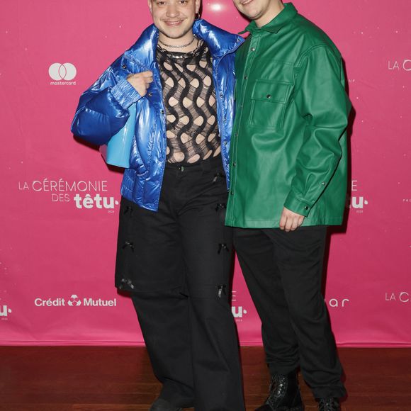 Exclusif - Lou Trotignon (Lauréat Révélation de l'année) et son compagnon - Photocall de la cérémonie des Prix Tetu 2024 au Trianon à Paris le 3 décembre 2024. Le premier show consacré aux personnalités, talents et artistes influent.e.s qui font avancer notre société vers l’acceptation de chacun.e. © Jack Tribeca - Coadic Guirec / Bestimage