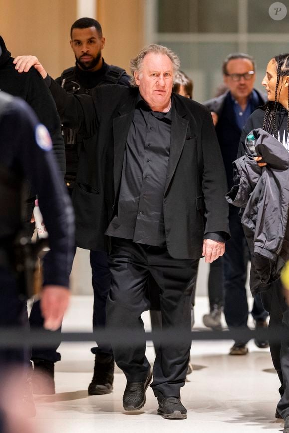 Gérard Depardieu et sa fille Roxane Depardieu à la sortie du procès de Gérard Depardieu pour agressions sexuelles sur deux femmes lors d'un tournage de film en 2021 au tribunal correctionnel de Paris, France, le 25 mars 2025. Depardieu, 76 ans, qui a réalisé plus de 200 films et séries télévisées, a été accusé de comportement inapproprié par une vingtaine de femmes, mais c'est la première affaire à être jugée. Les deux plaignantes - Amélie, 54 ans, décoratrice, et Sarah (nom modifié), 34 ans, assistante réalisatrice - allèguent une agression sexuelle lors du tournage en 2021 de « Les Volets Verts » du réalisateur Jean Becker. © Pierre Perusseau/Bestimage