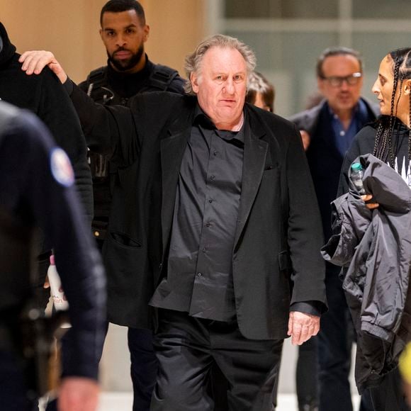 Gérard Depardieu et sa fille Roxane Depardieu à la sortie du procès de Gérard Depardieu pour agressions sexuelles sur deux femmes lors d'un tournage de film en 2021 au tribunal correctionnel de Paris, France, le 25 mars 2025. Depardieu, 76 ans, qui a réalisé plus de 200 films et séries télévisées, a été accusé de comportement inapproprié par une vingtaine de femmes, mais c'est la première affaire à être jugée. Les deux plaignantes - Amélie, 54 ans, décoratrice, et Sarah (nom modifié), 34 ans, assistante réalisatrice - allèguent une agression sexuelle lors du tournage en 2021 de « Les Volets Verts » du réalisateur Jean Becker. © Pierre Perusseau/Bestimage