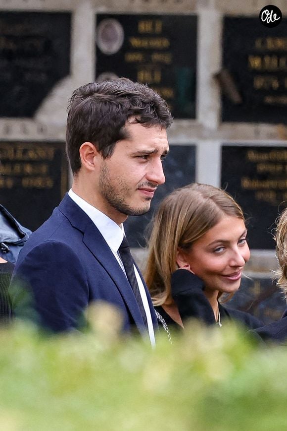 Si ses frères aînés se sont fait un nom dans leurs domaines respectifs, Giacomo Belmondo, lui, est resté plus discret.

Giacomo Belmondo et Stella Belmondo - Sorties des obsèques d’Alain Belmondo au crématorium du Père-Lachaise à Paris, France, le 4 septembre 2025. 

© Dominique Jacovides/Bestimage