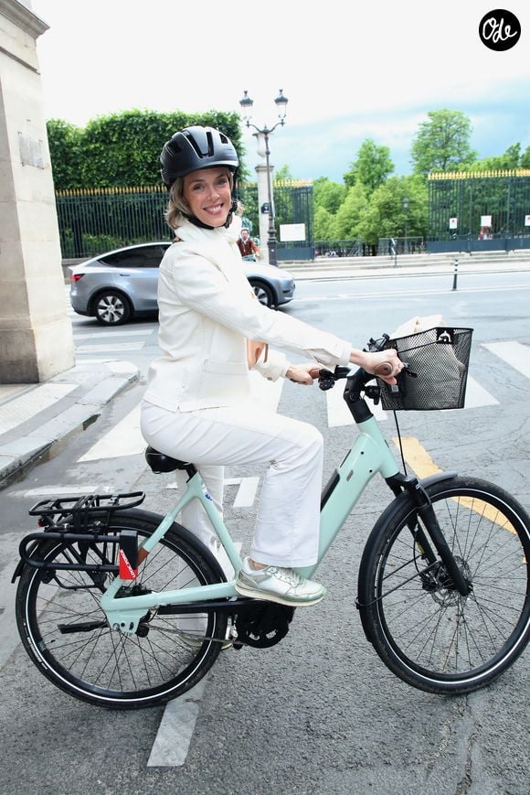 Julie Andrieu rentre chez elle à Versailles en vélo - Guillaume Gallienne dédicace son livre "Le buveur de brume" à la Galerie Galignani à Paris, France, le 13 Mai 2025. © Bertrand Rindoff / Bestimage