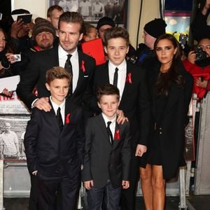 Depuis ces révélations, la fracture au sein de la famille Beckham semble s’être aggravée.

David Beckham, Brooklyn Beckham, Cruz Beckham, Romeo Beckham, Victoria Beckham lors de la première du film "The Class of 92", en décembre 2013. Photo : Express Syndication / Bestimage