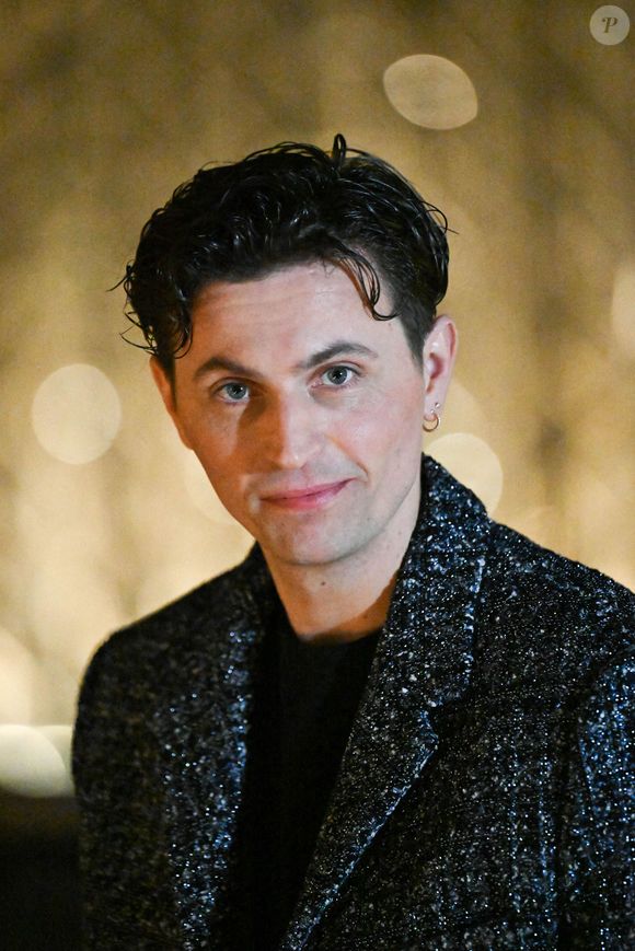 Raphael Quenard participe au Photocall Le Grand Diner du Louvre au Musée du Louvre dans le cadre de la Fashion Week de Paris le 04 mars 2025 à Paris, France. Photo by ABACAPRESS.COM
