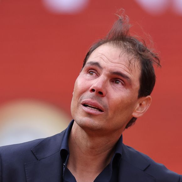 Rafael Nadal a reçu un trophée honorifique et laissé son empreinte pour toujours sur le court central.
Rafael Nadal - Hommage à Rafael Nadal lors des internationaux de France de tennis à Roland Garros le 25 mai 2025.

© Dominique Jacovides / Cyril Moreau / Bestimage