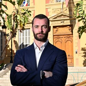 Louis Sarkozy, candidat aux élections municipales à Menton, inaugure la permanence de sa campagne, le 11 octobre 2025. Le fils de N.Sarkozy et C.Attias, Louis Sarkozy est candidat à la mairie de Menton, dans les Alpes-Maritimes. 
© Bruno Bebert / Bestimage