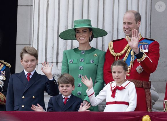 Le prince George, le prince Louis, la princesse Charlotte, Kate Catherine Middleton, princesse de Galles, le prince William de Galles - La famille royale d'Angleterre sur le balcon du palais de Buckingham lors du défilé "Trooping the Colour" à Londres. Le 17 juin 2023 (AGENCE / BESTIMAGE).