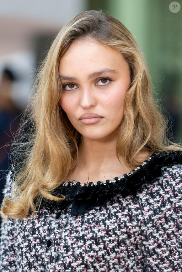Lily-Rose Depp a dit bye bye aux cheveux blonds, et bonjour au brun...

Lily-Rose Depp au défilé Chanel au Grand Palais lors de la Fashion Week de Paris, le 28 janvier 2025. 

Photo : Olivier Borde / Bestimage
