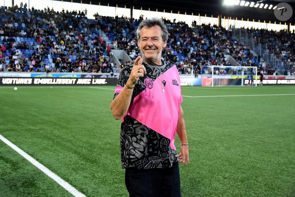 Jean-Luc Reichmann - Célébrités lors du match de gala caritatif entre l’équipe de Nico Capone et celle de Redouane Bougheraba au profit des fondations Théodora et Terres d’espoir en faveur des enfants hospitalisés et des personnes en difficulté au stade de la Tuiliere  à Lausanne en Suisse le 6 Septembre 2025. © Romain Doucelin/Bestimage
