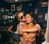 Une étape importante dans la vie de la jeune femme que sa mère a tenu à saluer à travers un long message rempli d'amour et d'admiration.

Exclusif - Jade et Joy, les filles de Laeticia Hallyday, se sont fait tatouer « Mamour » en hommage à l’histoire d’amour de leurs parents. Laeticia a toujours appelé Johnny « Mamour ». 
Saint-Barthélemy, le 14 août 2025
© Sam Delpech / Bestimage