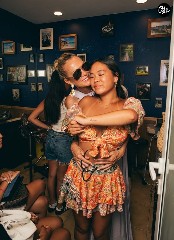 Une étape importante dans la vie de la jeune femme que sa mère a tenu à saluer à travers un long message rempli d'amour et d'admiration.

Exclusif - Jade et Joy, les filles de Laeticia Hallyday, se sont fait tatouer « Mamour » en hommage à l’histoire d’amour de leurs parents. Laeticia a toujours appelé Johnny « Mamour ». 
Saint-Barthélemy, le 14 août 2025
© Sam Delpech / Bestimage