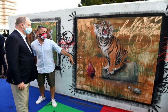 Exclusif - Le prince Albert II de Monaco et l'artiste Dario Vella - 4ème édition UPAW sur le parvis du Musée Océanographique à Monaco le 20 juillet 2020. Le prince Albert a visité l'expo, à son arrivée il portait un masque Joli Coeur, puis a changé pour le masque "stronger together" (plus forts ensemble) créé par l'artiste monégasque Mr. One Teas alias Anthony Alberti lors de l'épidémie de Coronavirus (COVID-19). Il a posé devant le tableau "I can't breath" rendant hommage aux derniers mots de G.Floyd et interpellant sur la pollution océanique.
© Bruno Bebert / Bestimage


Exclusif - Pas de web - Pour l'Allemagne, veuillez appeler pour le prix
La 4ème édition de l'UPAW sur le parvis du Musée Océanographique en présence du Prince Albert II de Monaco le 20 juillet 2020.