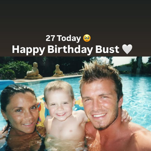 "27 ans aujourd'hui. Joyeux anniversaire Bust (le surnom qu'il lui donne, ndlr). On t'aime", écrit le sportif de 50 ans en commentaire d'une photo d'archive de lui et son épouse Victoria, entourant un Brooklyn tout jeune

David Beckham souhaite un bon anniversaire à son fils Brooklyn.
