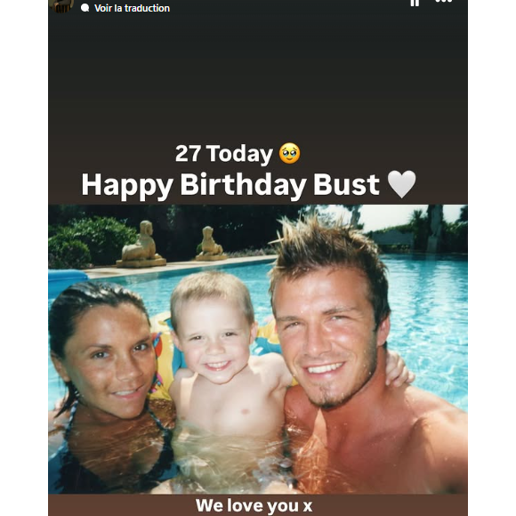 "27 ans aujourd'hui. Joyeux anniversaire Bust (le surnom qu'il lui donne, ndlr). On t'aime", écrit le sportif de 50 ans en commentaire d'une photo d'archive de lui et son épouse Victoria, entourant un Brooklyn tout jeune

David Beckham souhaite un bon anniversaire à son fils Brooklyn.
