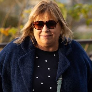 "Nous sommes tristes, forcément !", a reconnu Michèle Bernier auprès de Télé-Loisirs.

Michèle Bernier - Les célébrités arrivent à l'enregistrement de l'émission "Vivement Dimanche" aux studios Rive Gauche à Paris, diffusée le 21 décembre 2025 sur France 3.
© Julien Sarkissian / Bestimage