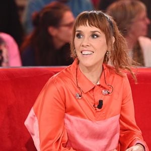 Elle explique avoir été malade toute la nuit et ne plus tenir debout.
Zaz lors de l'enregistrement de l'émission « Vivement dimanche » au studio Rive Gauche, présentée par M. Drucker, diffusée sur France 3 le 1er mars 2026, à Paris, en France, le 18 février 2026. © Guillaume Gaffiot/Bestimage