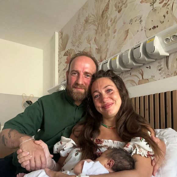 Après avoir précisé qu’ils ne s’étaient jamais mariés, elle confie à propos de leur rupture : "Je l'ai bien vécu, j'ai commencé à voir mon père à partir de là." 

Louise Chabat et son compagnon Julien.
Capture d'écran du compte Instagram de Louise Chabat @louisechabat