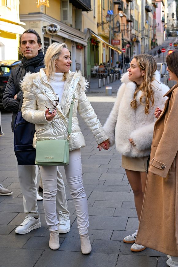 Céline Olive (fille de E.Leclercq) et sa fille Ondine (petite-fille de E.Leclercq) aux obsèques d'Evelyne Leclercq en la cathédrale Sainte-Réparate de Nice, France, le 13 janvier 2026. Une tenue blanche ou claire est souhaitée pour la cérémonie. Ni fleurs, ni couronnes. Selon la volonté de la défunte Evelyne, des dons en faveur du pôle cancérologie Arnault Tzanck pourront être effectués par chèque à l'ordre de FDD AAT ou via un lien numérique HelloAsso - Campagne de dons, Institut du Cancer de Mougins. © Bruno Bebert/Bestimage