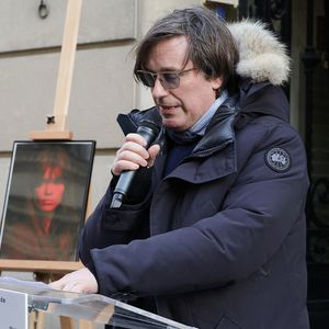 Thomas Dutronc - Dévoilement d'une plaque commémorative en hommage à Françoise Hardy apposée sur la façade du 24 rue d'Aumale à Paris, France, le 16 janvier 2026, où la chanteuse a vécu son enfance et son adolescence jusqu’à ses premiers succès. © Coadic Guirec/Bestimage
