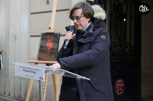 Thomas Dutronc - Dévoilement d'une plaque commémorative en hommage à Françoise Hardy apposée sur la façade du 24 rue d'Aumale à Paris, France, le 16 janvier 2026, où la chanteuse a vécu son enfance et son adolescence jusqu’à ses premiers succès. © Coadic Guirec/Bestimage