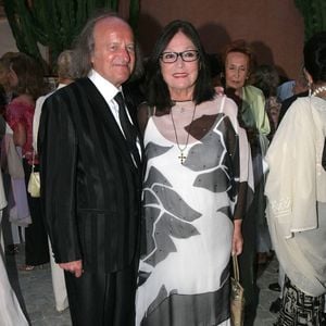 La chanteuse grecque Nana Mouskouri avec son mari lors d'un dîner de charité organisé par Marisa Pavan pour URMA (recherche sur la maladie d'Alzheimer) à l'hôtel 'Byblos' à Saint-Tropez, France le 13 juillet 2005. Photo par Benoit Pinguet/ABACAPRESS.COM