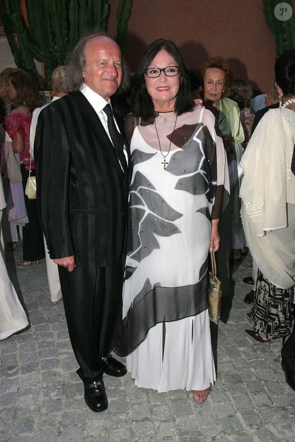 La chanteuse grecque Nana Mouskouri avec son mari lors d'un dîner de charité organisé par Marisa Pavan pour URMA (recherche sur la maladie d'Alzheimer) à l'hôtel 'Byblos' à Saint-Tropez, France le 13 juillet 2005. Photo par Benoit Pinguet/ABACAPRESS.COM