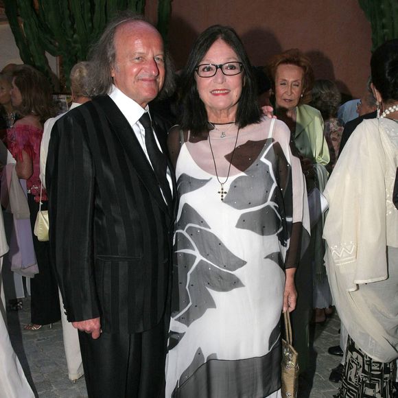 La chanteuse grecque Nana Mouskouri avec son mari lors d'un dîner de charité organisé par Marisa Pavan pour URMA (recherche sur la maladie d'Alzheimer) à l'hôtel 'Byblos' à Saint-Tropez, France le 13 juillet 2005. Photo par Benoit Pinguet/ABACAPRESS.COM