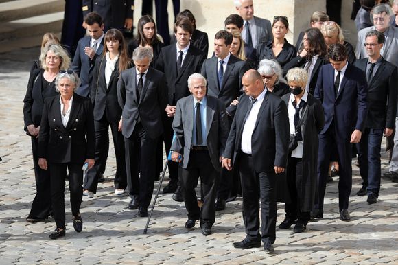"Le Canard Enchaîné" revient sur la discorde familial autour de plusieurs millions d'euros 

Les membres de la famille, Florence Belmondo, Alain Belmondo (frère), Luana, Stella, Annabelle, Paul, Alessandro avec sa compagne Meline,, Victor, Florence (Fille), Giacomo, Olivier (Neveu fils d'Alain), Muriel Belmondo (soeur) lors de la cérémonie d’hommage national à Jean-Paul Belmondo à l’Hôtel des Invalides à Paris, France, le 9 septembre 2021. © Dominique Jacovides/Bestimage