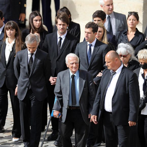 "Le Canard Enchaîné" revient sur la discorde familial autour de plusieurs millions d'euros 

Les membres de la famille, Florence Belmondo, Alain Belmondo (frère), Luana, Stella, Annabelle, Paul, Alessandro avec sa compagne Meline,, Victor, Florence (Fille), Giacomo, Olivier (Neveu fils d'Alain), Muriel Belmondo (soeur) lors de la cérémonie d’hommage national à Jean-Paul Belmondo à l’Hôtel des Invalides à Paris, France, le 9 septembre 2021. © Dominique Jacovides/Bestimage