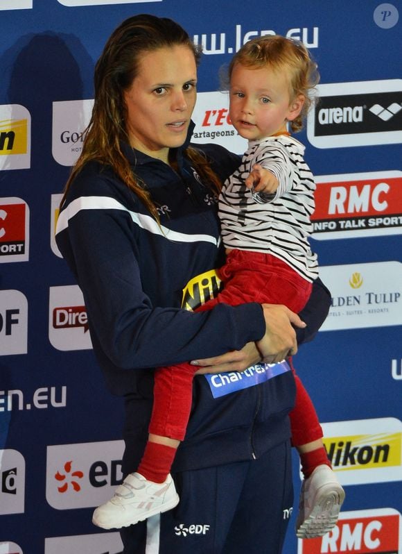 Laure Manaudou et sa fille Manon lors des Championnats d'Europe de natation courte distance à Chartres, France, le 24 novembre 2012. Photo de Christian Liewig/ABACAPRESS.COM