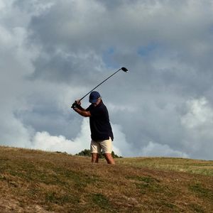 En légende, elle a glissé un trait d’humour : "Vous connaissez W. Mc Ilroy ?", comparant l’ancien visage de "Télématin" au célèbre golfeur nord-irlandais Rory McIlroy...

Photo de William Leymergie en train de jouer au golf, le 23 août 2025, sur le compte Instagram de sa conjointe Sophie Davant.