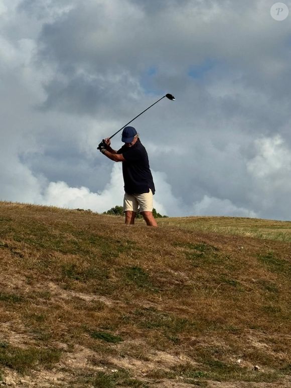En légende, elle a glissé un trait d’humour : "Vous connaissez W. Mc Ilroy ?", comparant l’ancien visage de "Télématin" au célèbre golfeur nord-irlandais Rory McIlroy...

Photo de William Leymergie en train de jouer au golf, le 23 août 2025, sur le compte Instagram de sa conjointe Sophie Davant.