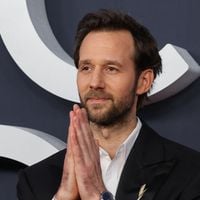 Benjamin Lavernhe bientôt papa : sa célèbre compagne s'affiche enceinte en pleine Fashion Week