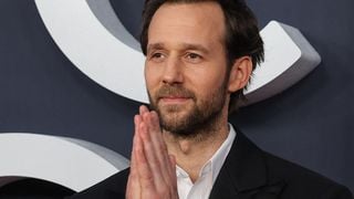 Benjamin Lavernhe bientôt papa : sa célèbre compagne s'affiche enceinte en pleine Fashion Week